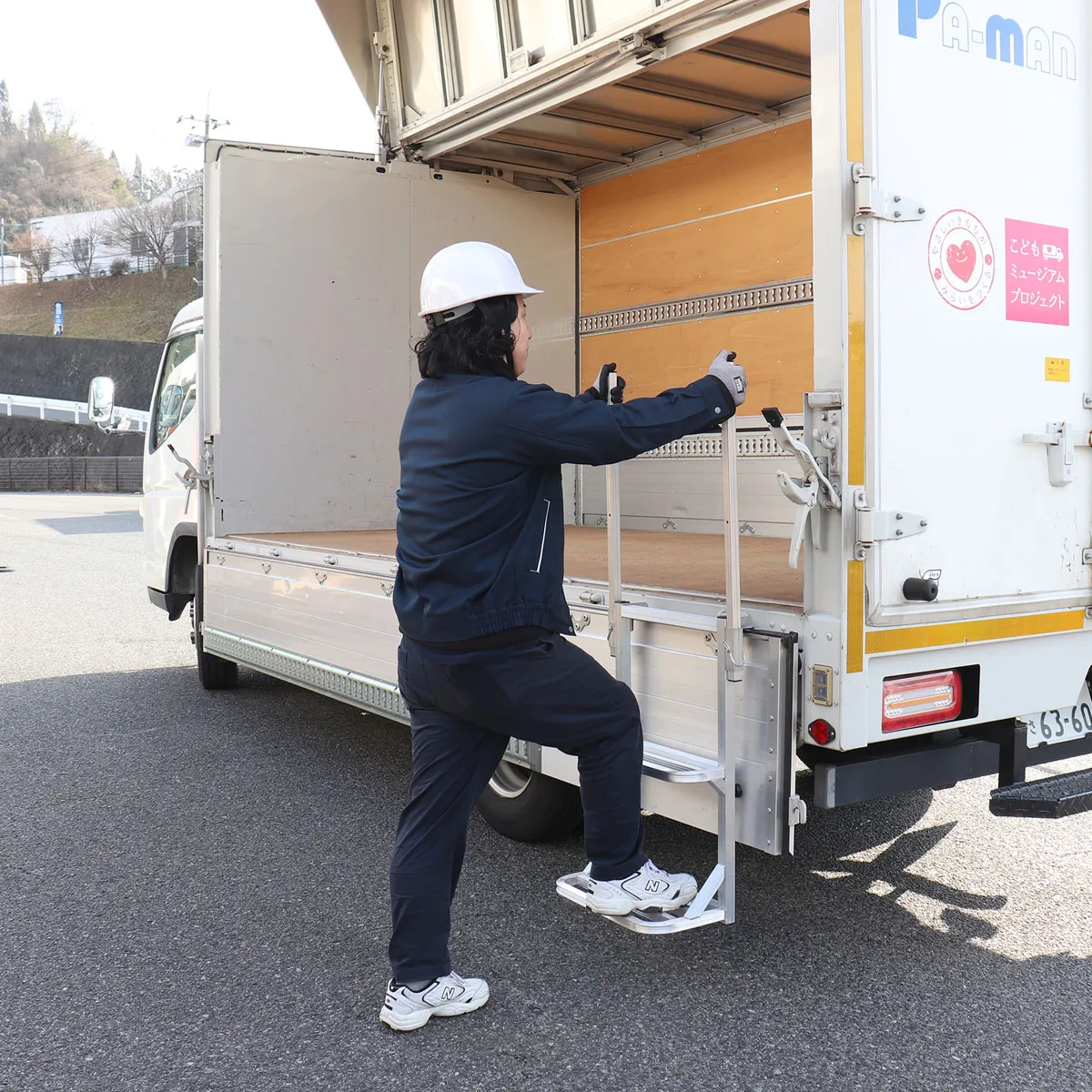 両手すり付き荷台アクセスハシゴ