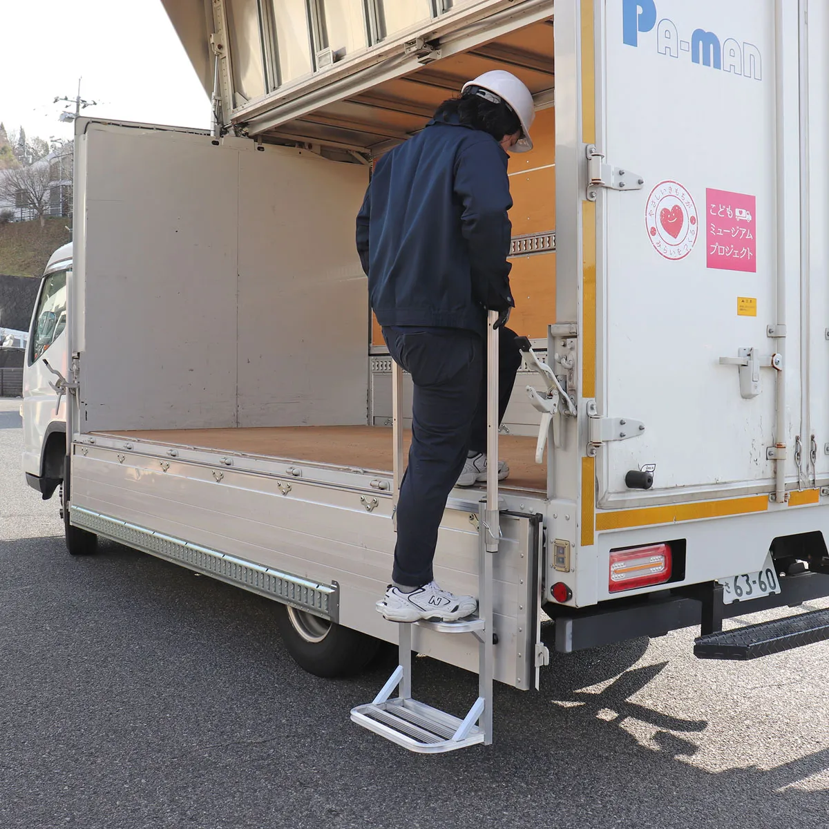 両手すり付き荷台アクセスハシゴ